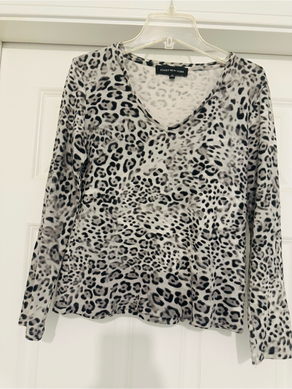 Jones New York Black and White Leopard Print V-Neck Long Sleeve Tee